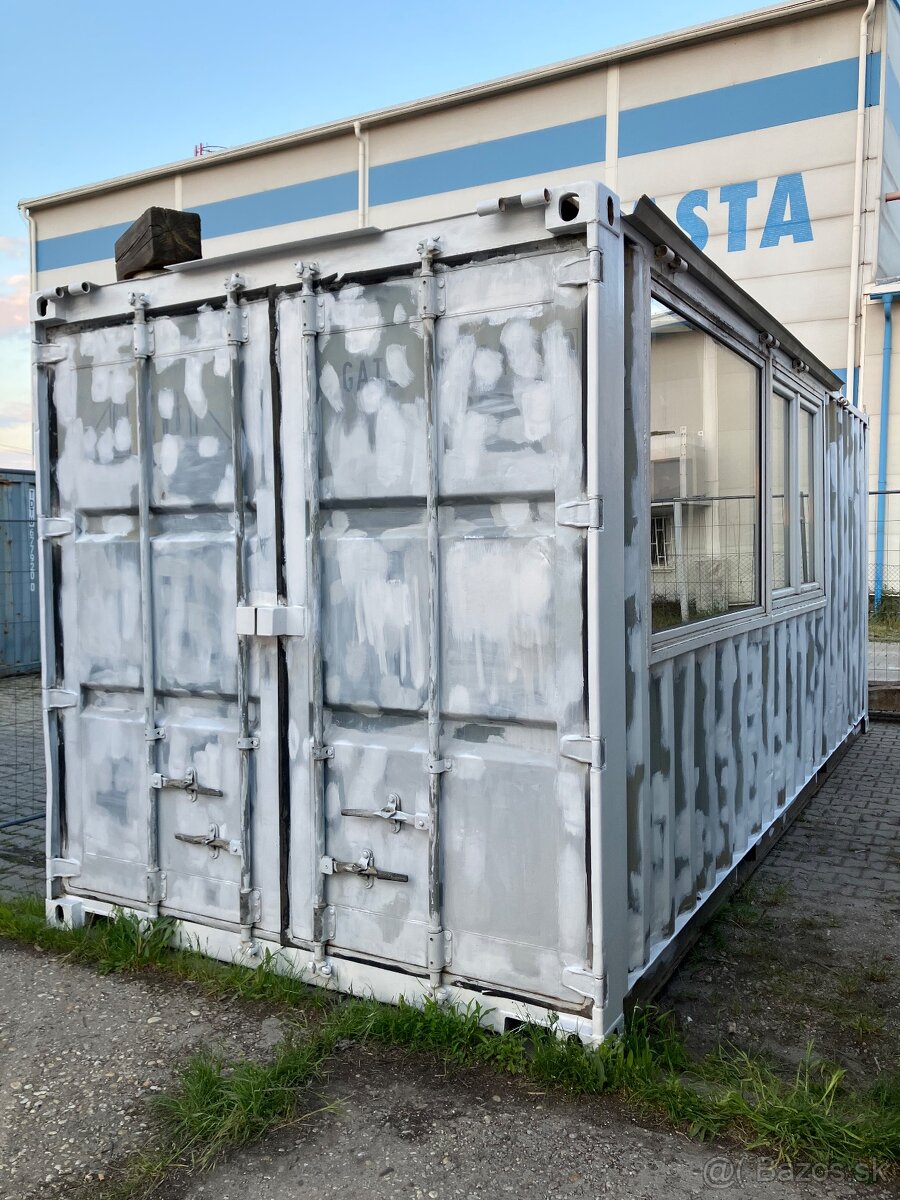 Obytný lodný kontajner (20 DC) v procese rekonštrukcii