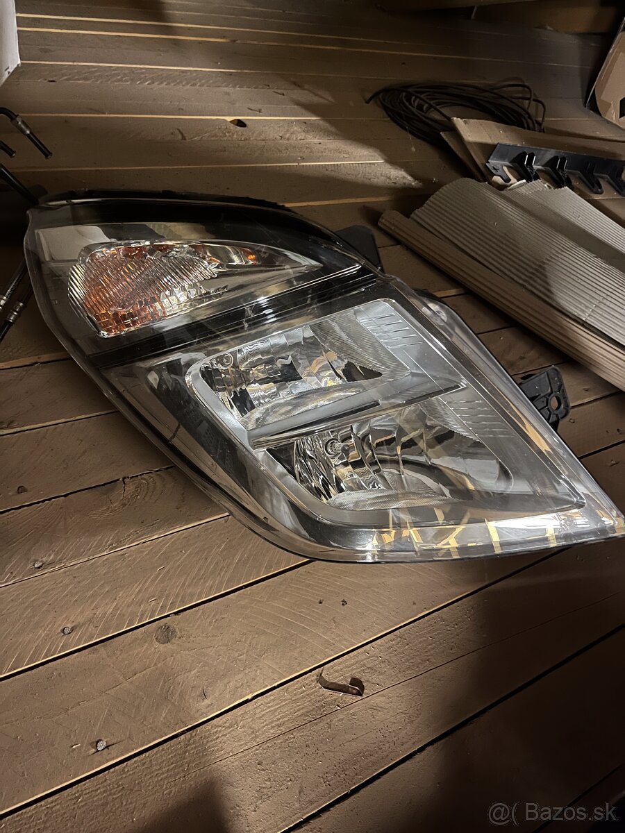 Nissan NV400 predné svetlo