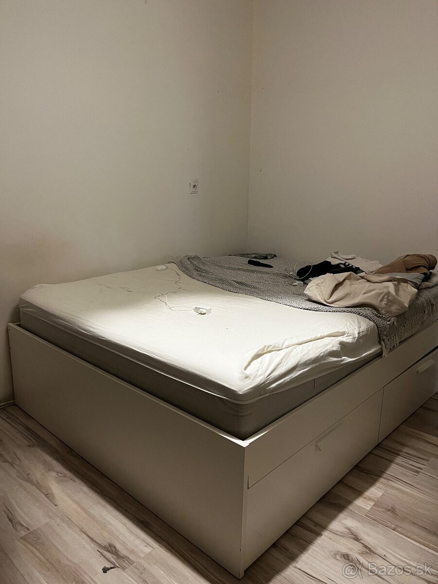 Posteľ s matracou 160x200