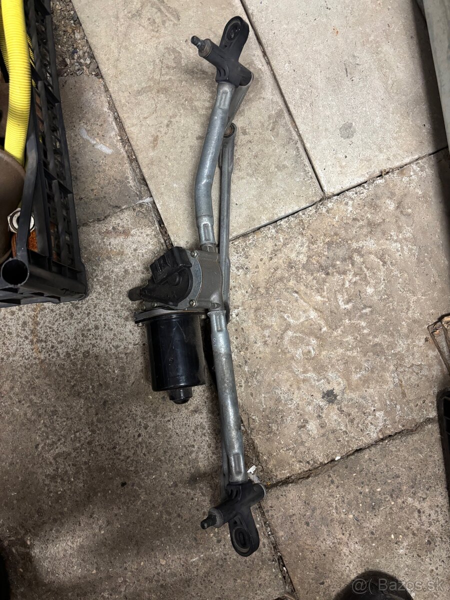 Predám na Fiat punto motorcek  stieračou