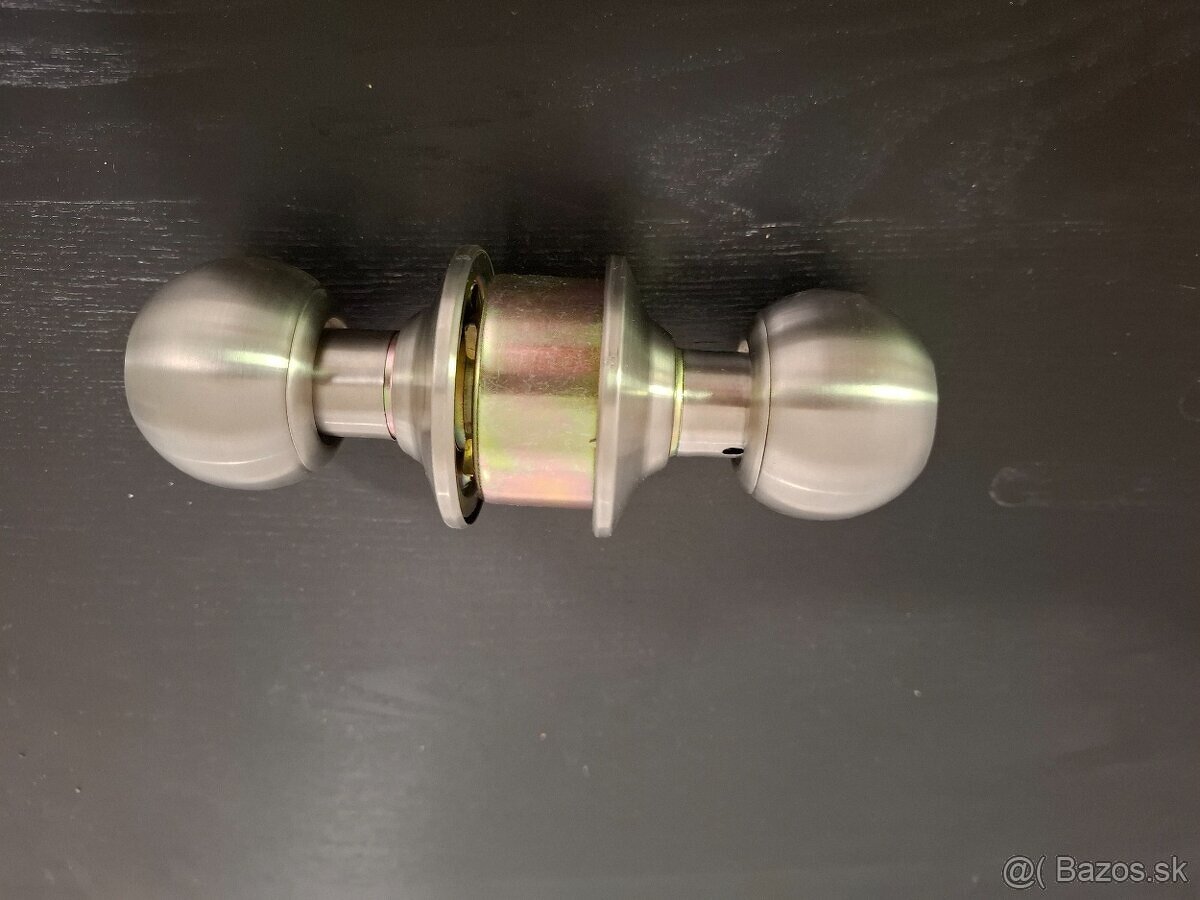 Kľučky a rôzne typy dverového príslušenstva