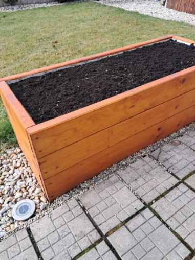 Vyvýšený záhon z masívu