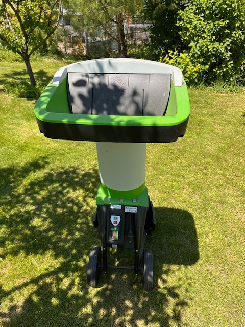 elektrický drvič / štiepkovač na konáre.