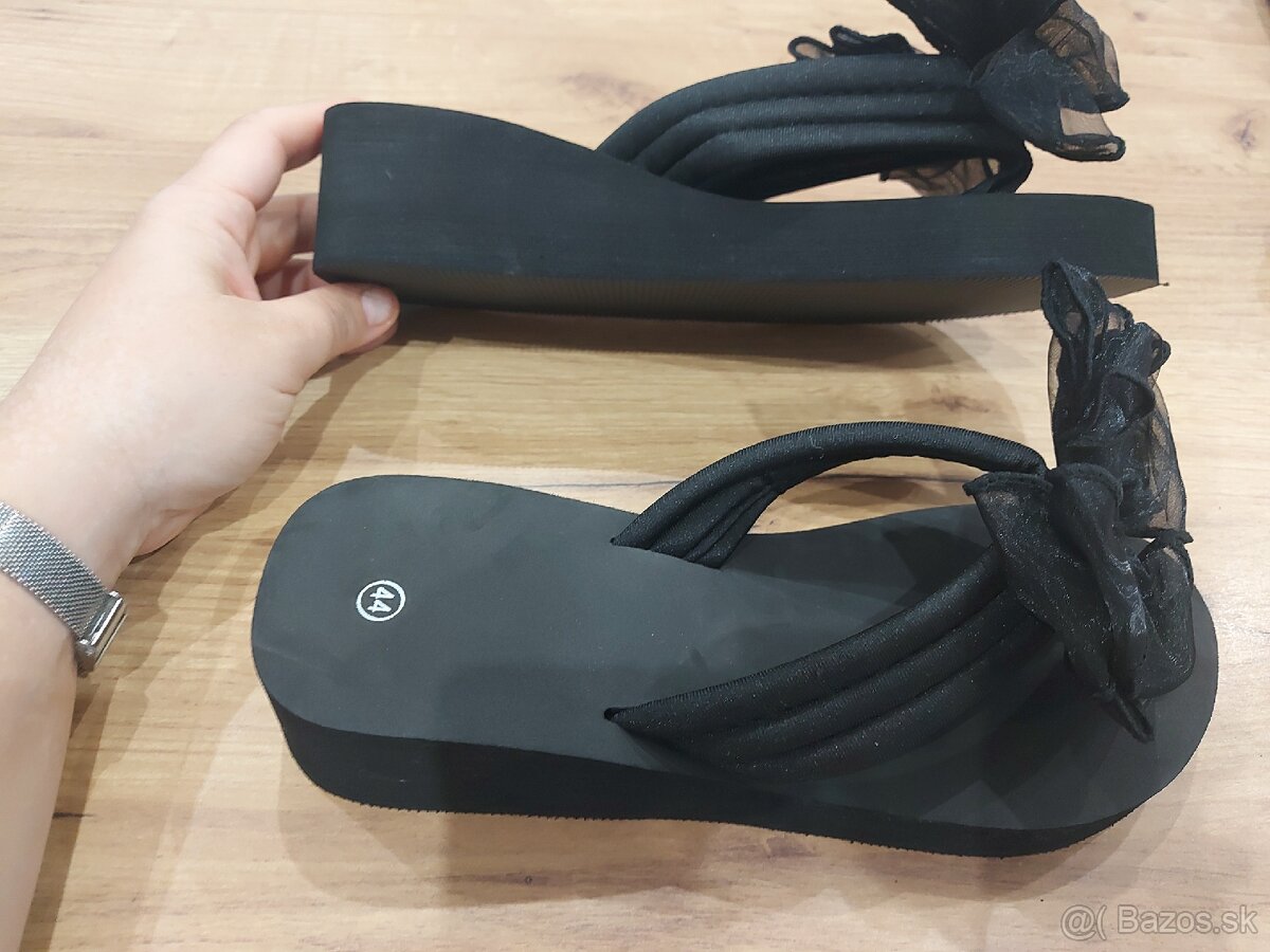 Nové čierne šľapky s mašľou