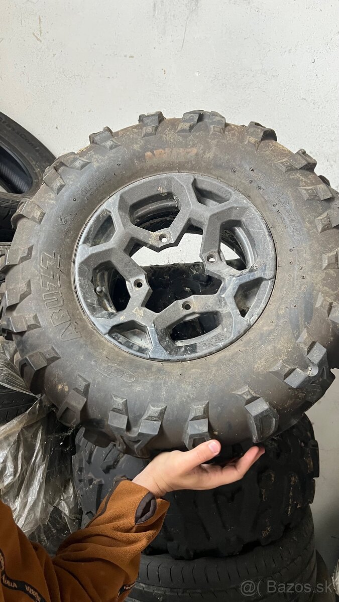 Disky s pneu. R12 can Am