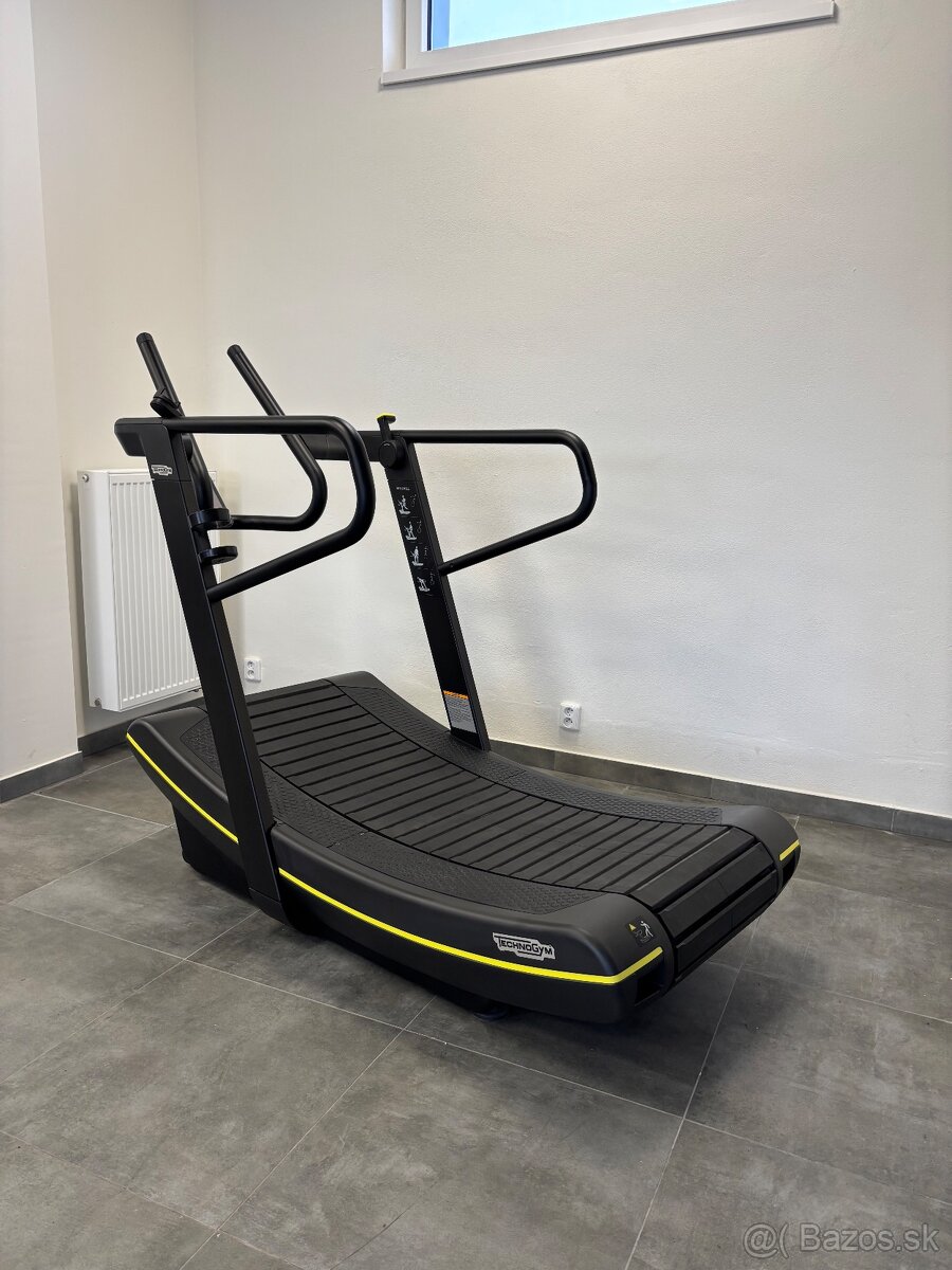 Technogym SkillMill - bezmotorový pás