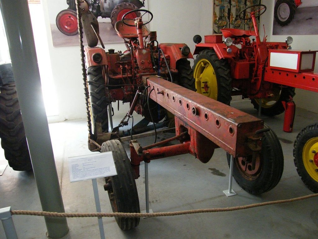 Traktor RS 09, bočná kosa