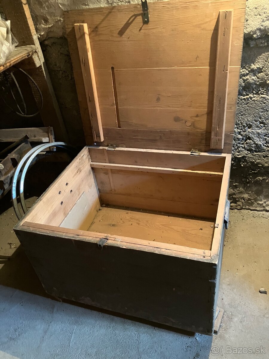 Dreveny kufor/ bedna do 5.10.2025 sťahovanie