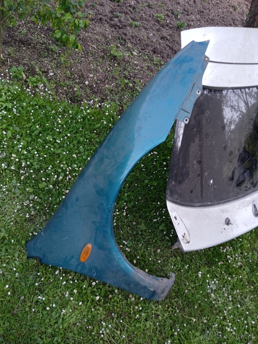 mazda 323F BA blatnik pravý predny