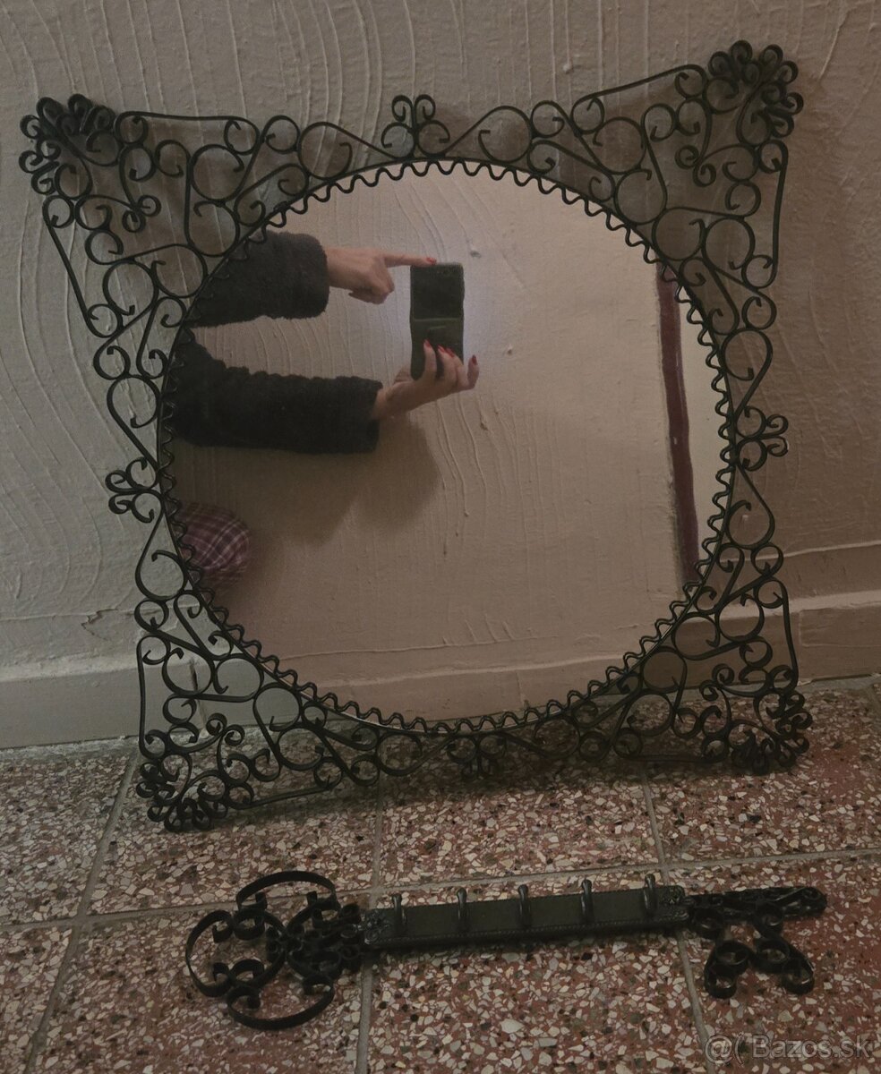 Zrkadlo a vešiak na kĺúče