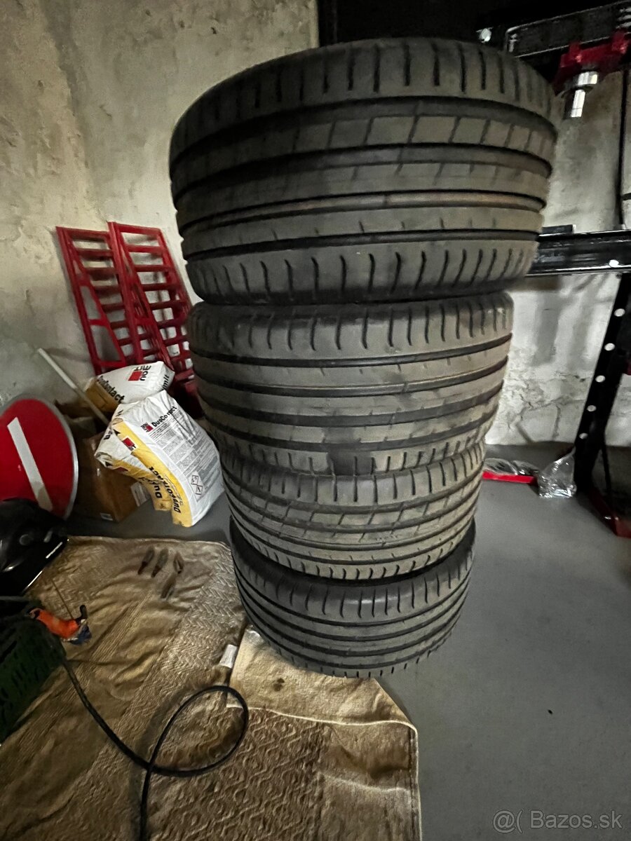 Predam pneu rok 11/2022 5.6 mm mustang gt 2015 napr