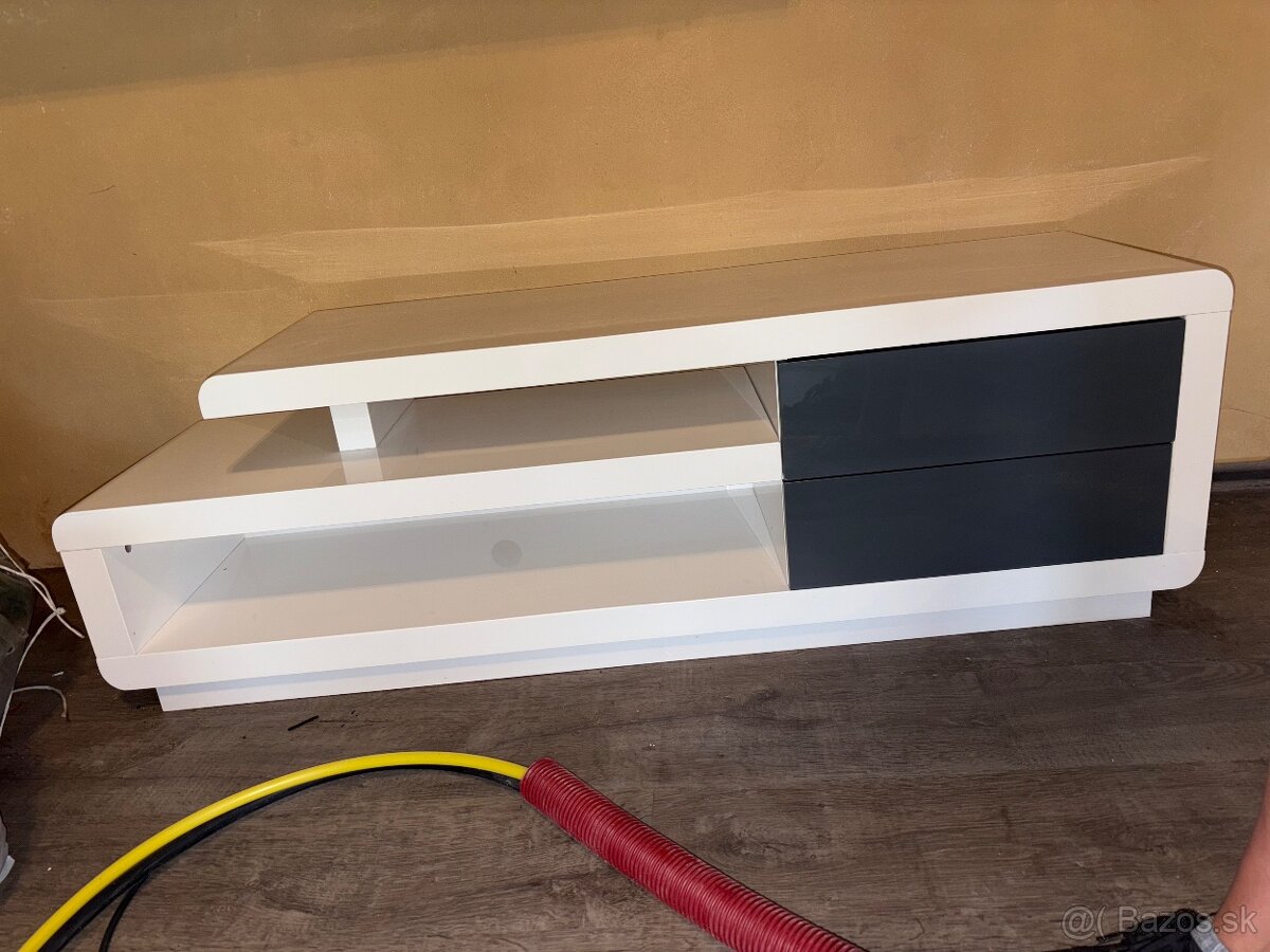 TV stolík