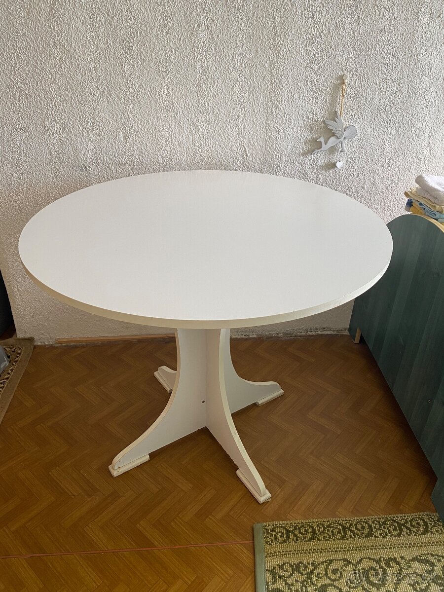 Okrúhly jedálenský stôl