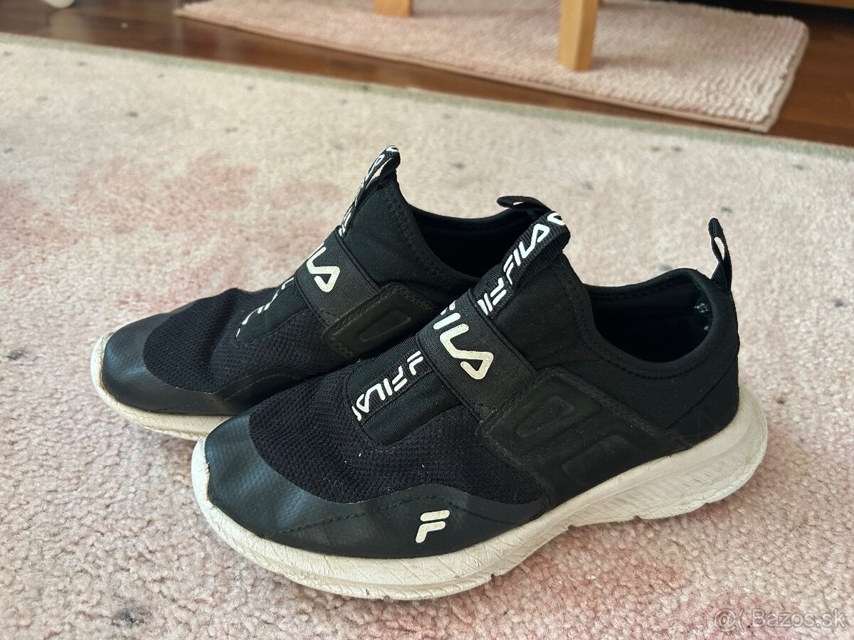 Predám čierne dievčenské tenisky FILA č. 34