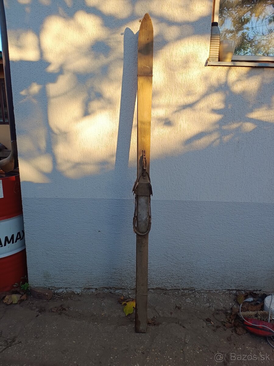 Drevené retro lyže