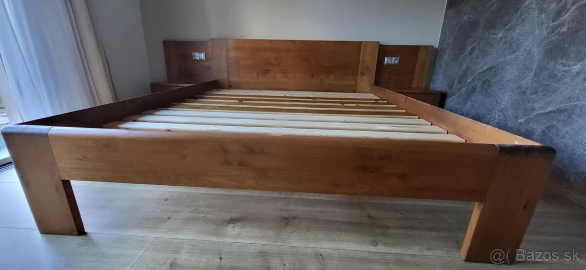 Manzelska postel z dreva