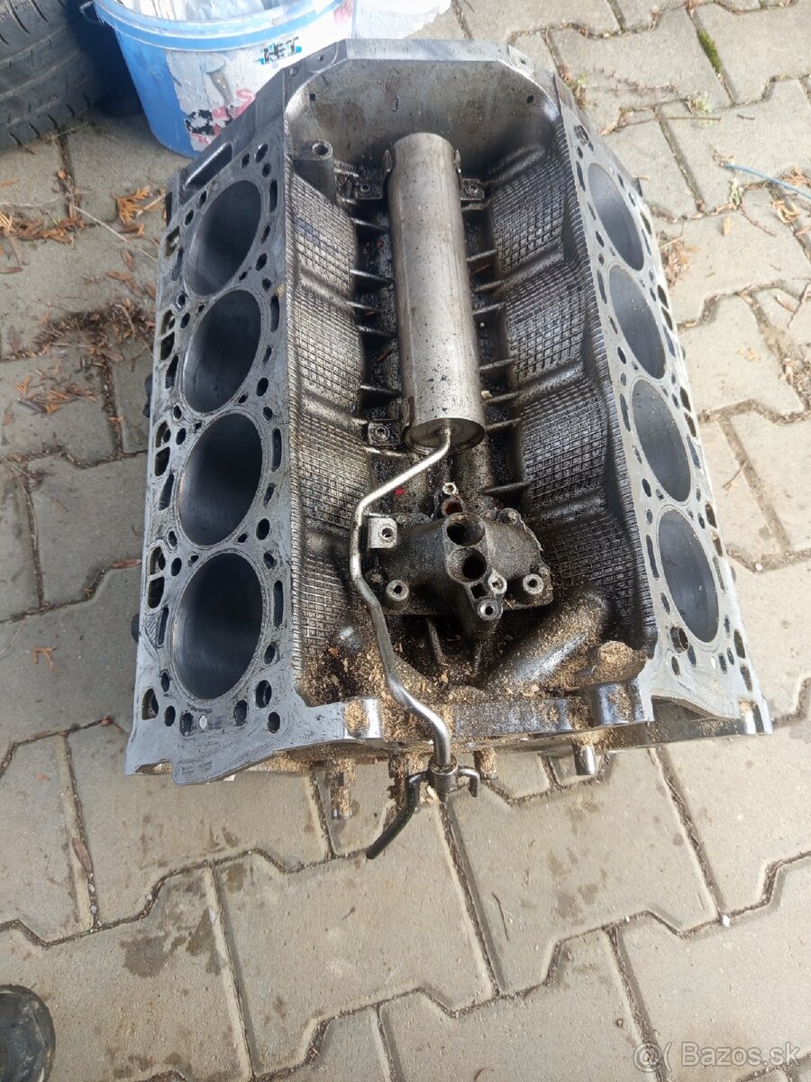 BMW n63 n63b44a blok poškodený na opravu