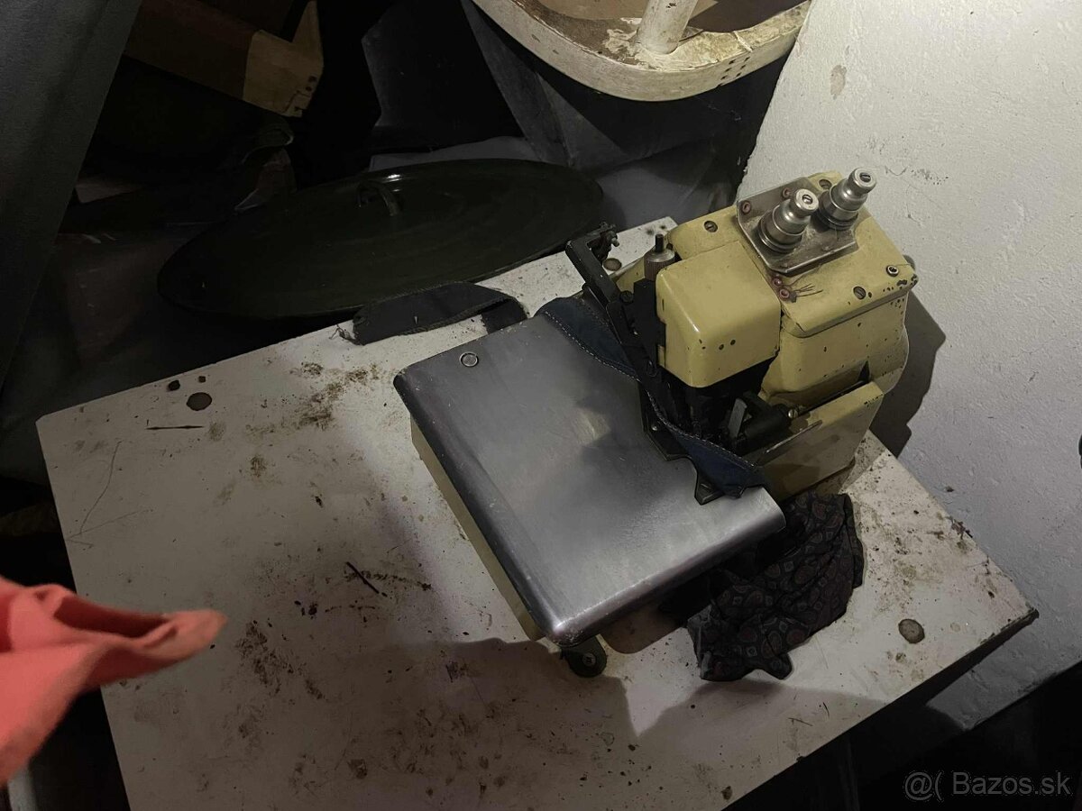 Sijaci stroj a overlock