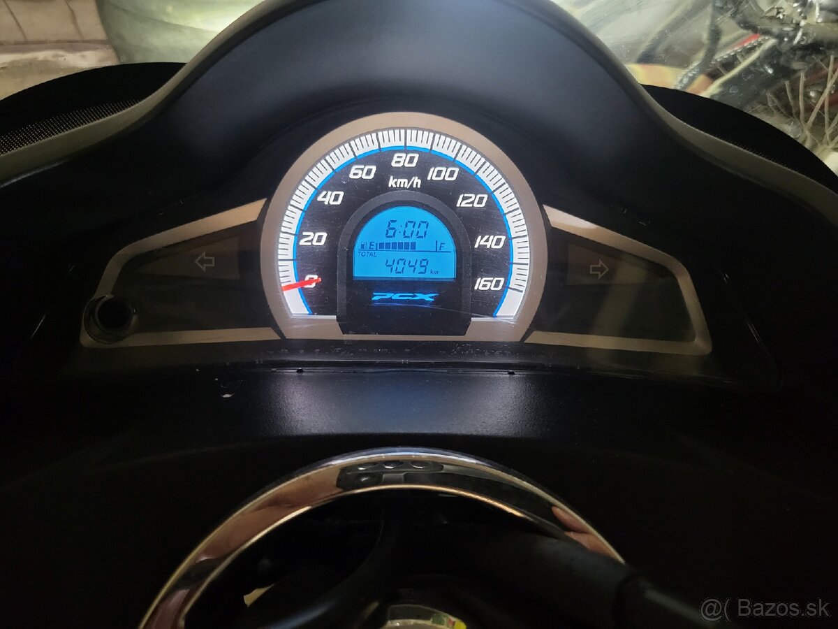 REZERVOVANÉ......Predám Hondu pcx 125