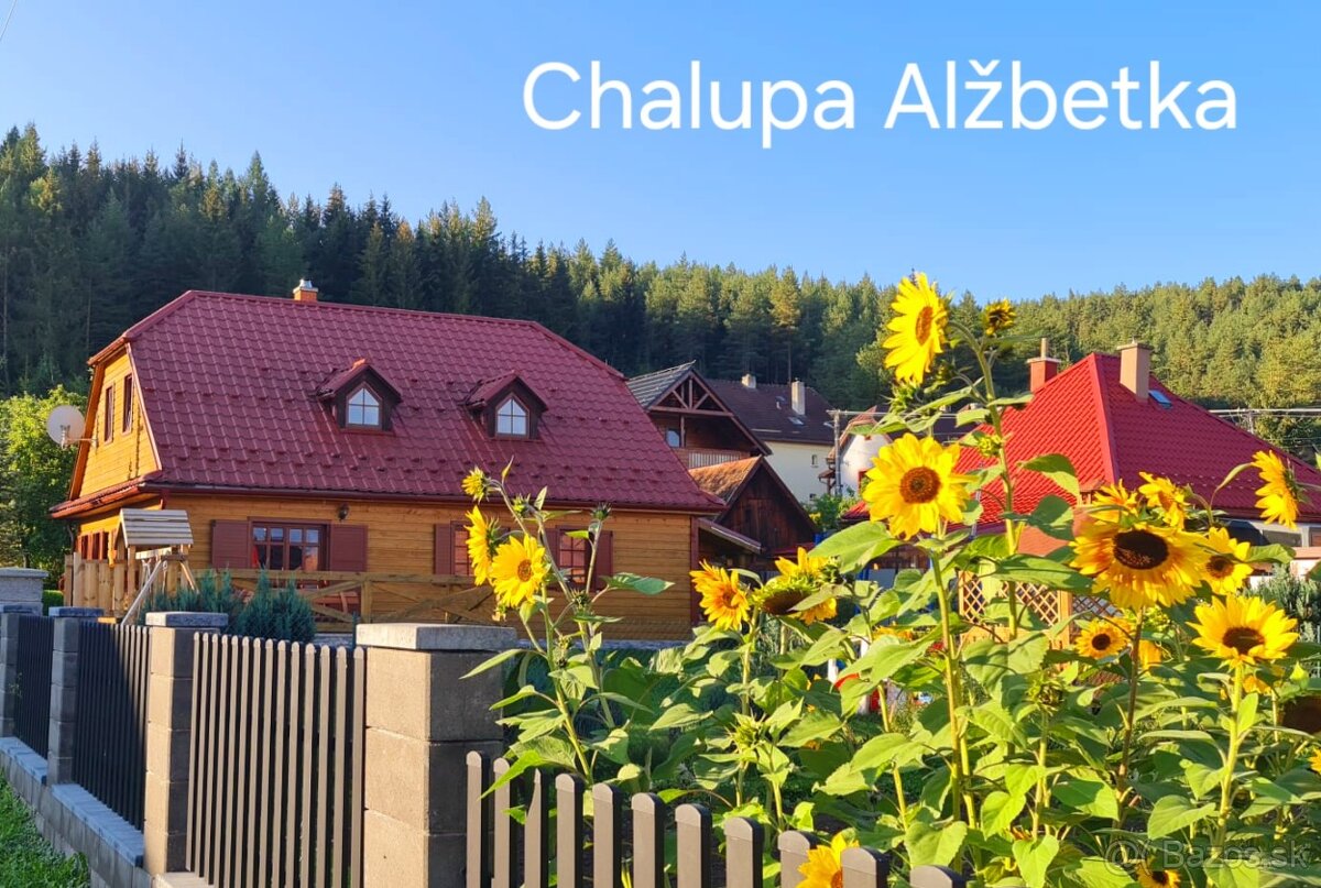 Pôvodná drevenica s výhľadom na Tatry