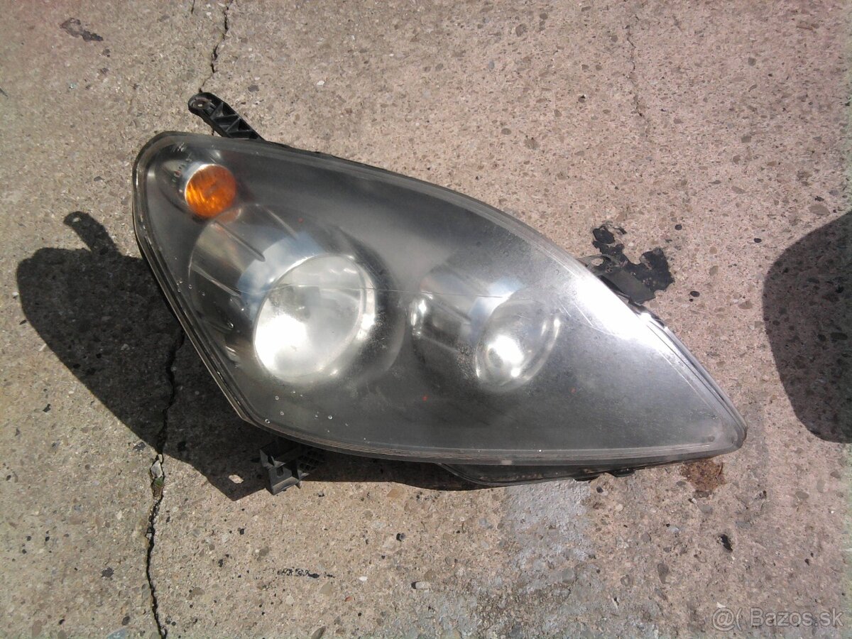 Opel zafira predne svetla a maska