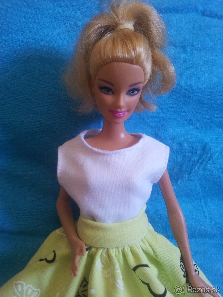 Barbie s ohybnymi kolenami...