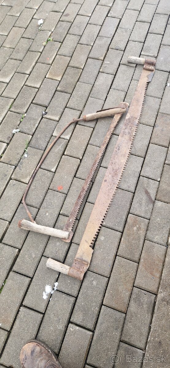 Stara rucna pila na ozdobu