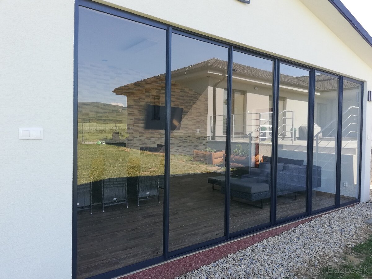 Zasklevanie balkonou, logií a teras-altankov.