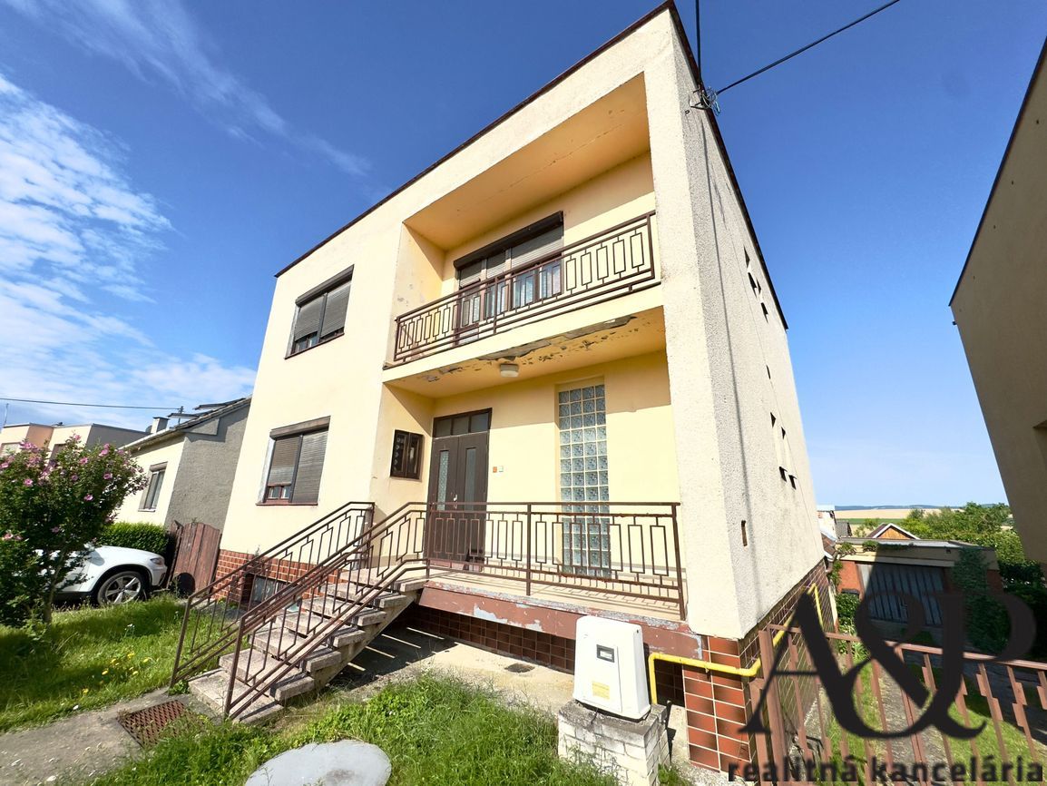 4 IZB. RODINNÝ DOM S GARÁŽOU, POZEMOK 1056M2, ROVENSKO, okr.