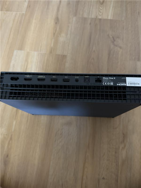Predám Xbox One X + 2 ovládače a káble