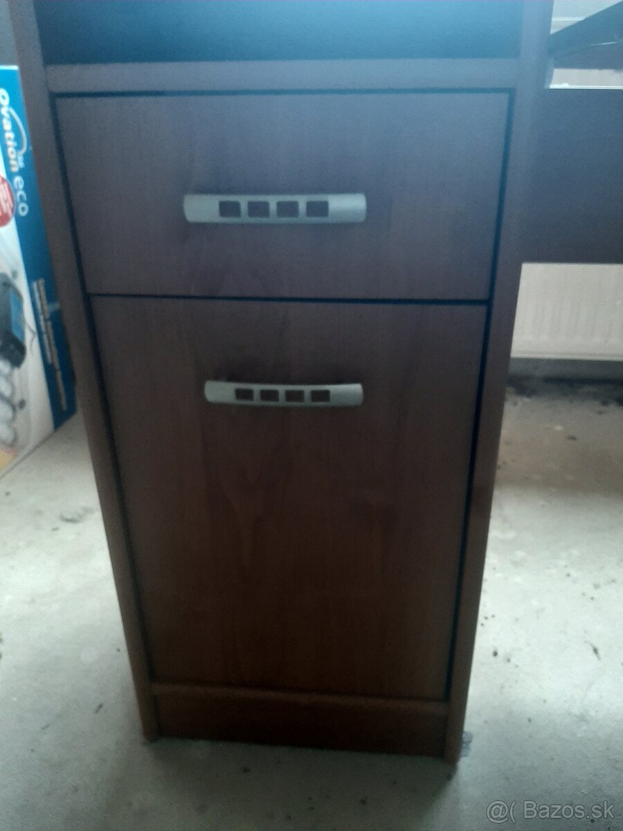 PC stol s úložným priestorom