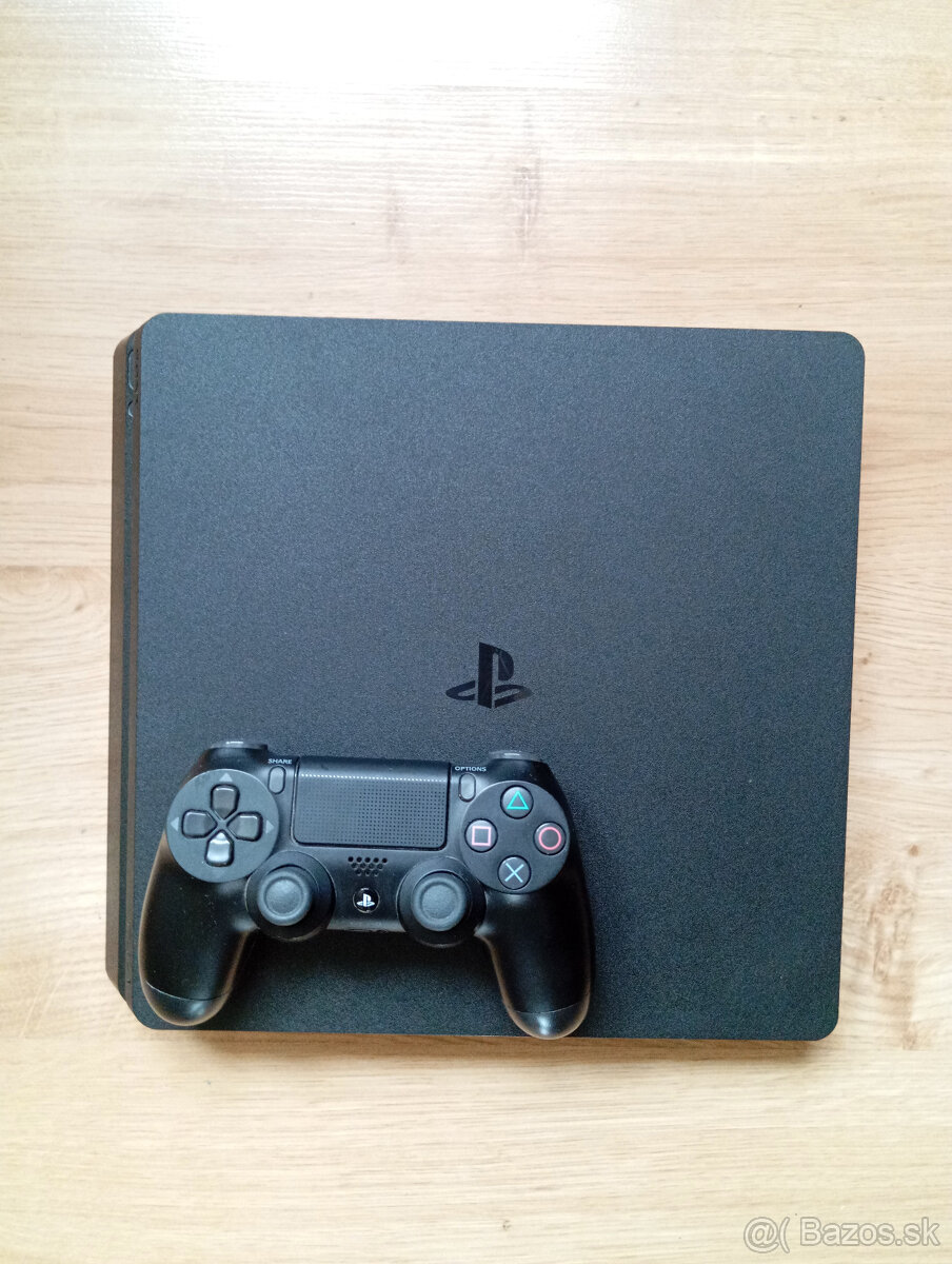 Predám PlayStation 4 Slim s ovladačom.