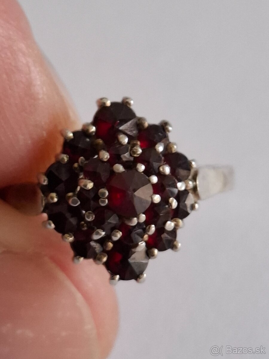 Strieborný prsteň s českými granátikmi 1