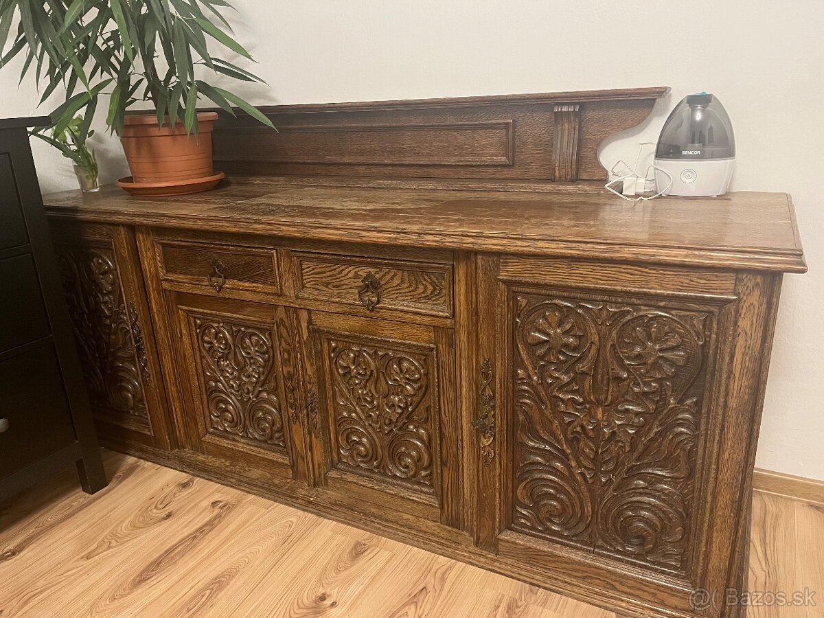 starožitný drevený komod