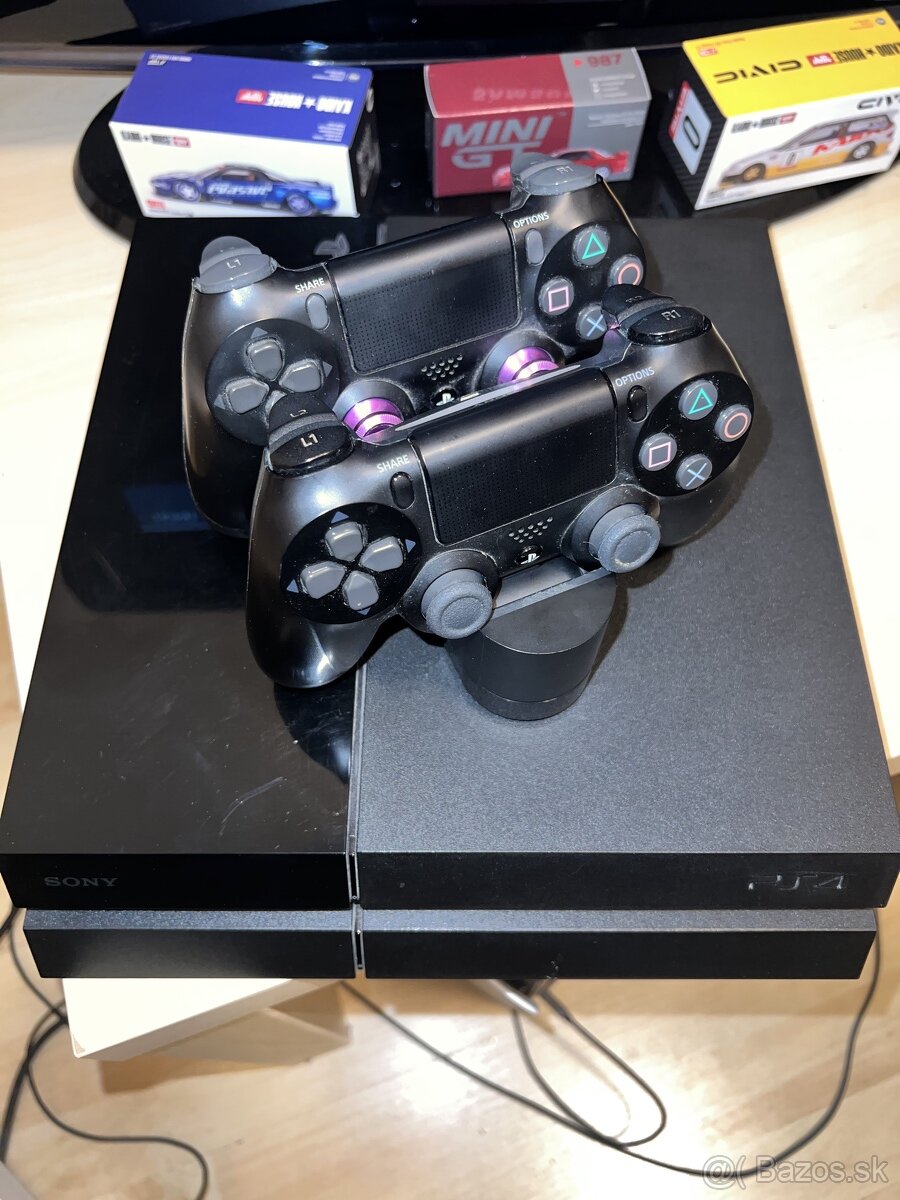 Playstation 4 500GB-2 ovládače