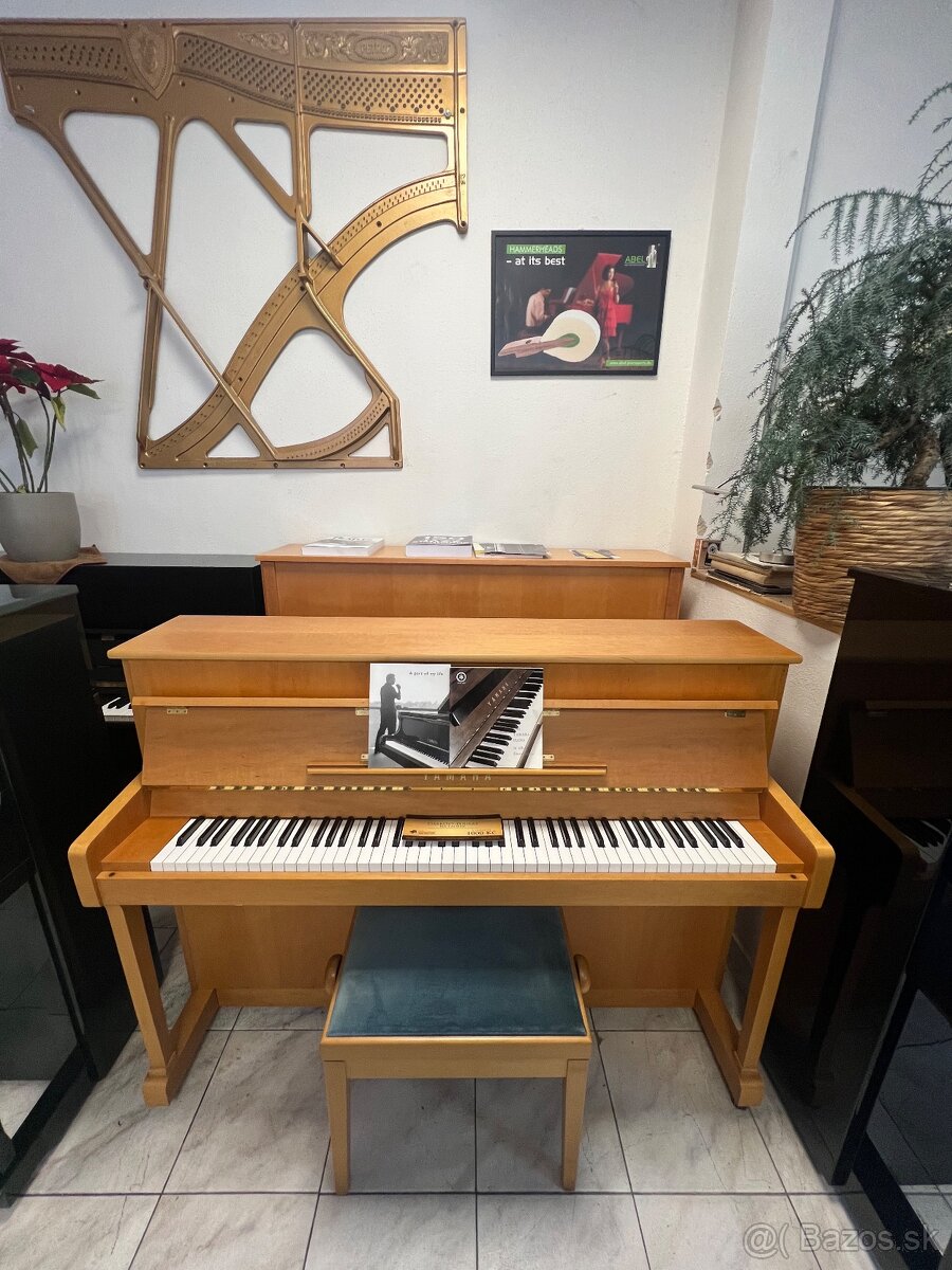 Anglická Yamaha P110N v záruce, včetně klavírní židle.