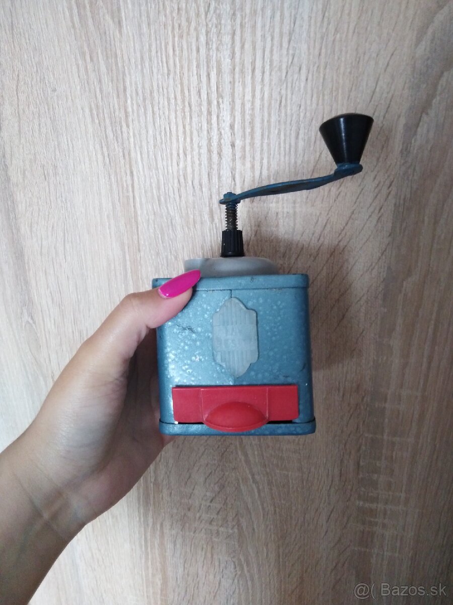 Retro mlynček na koreniny