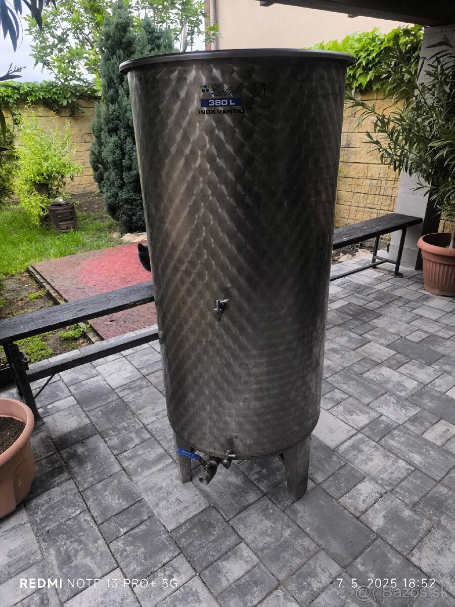 Predám nerezový 380 l sud s plavákom.