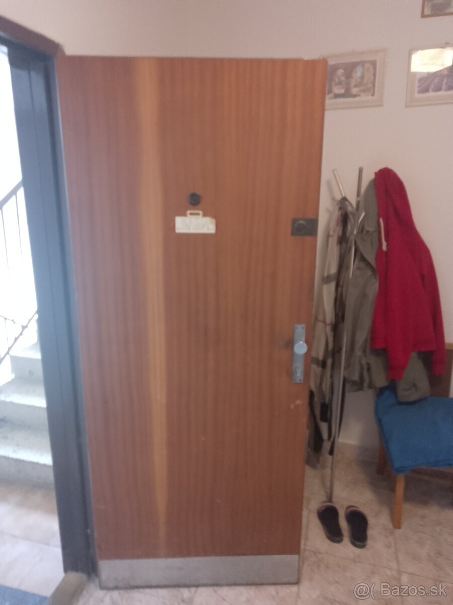 Kúpim vchodové dvere na 2 pánty