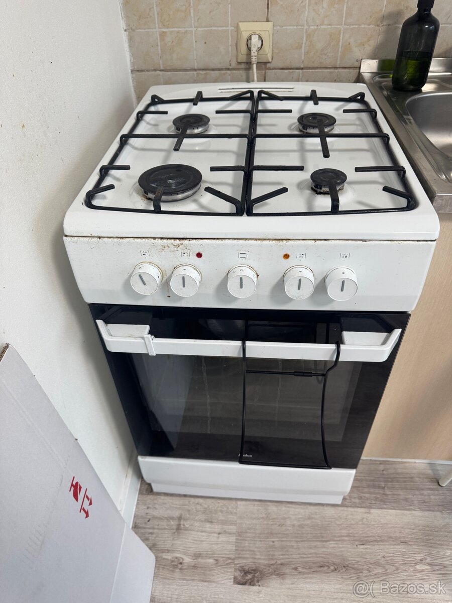 Plynový šporák s elektrickou rúrou