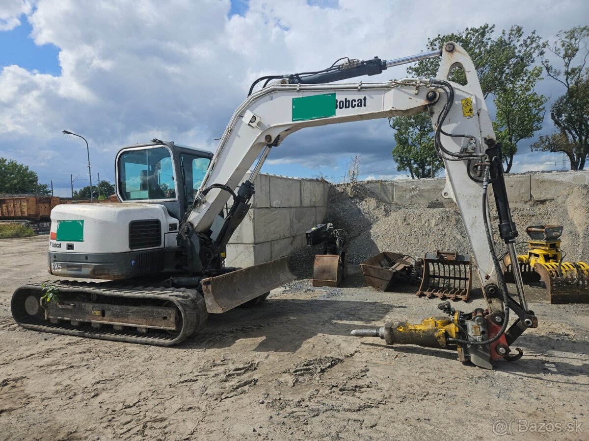 Pásový minibagr BOBCAT E85