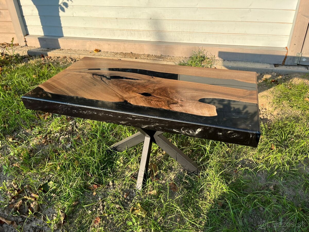 Dizajnový stolík z orechu a epoxidu, ručná výroba