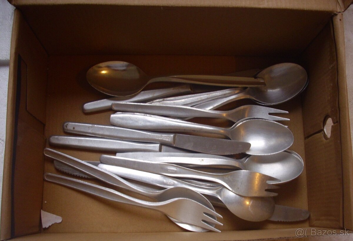 Hlinený príbor od MIKOV