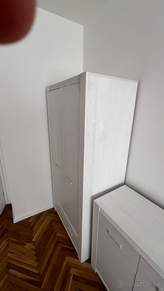 Skrina biela