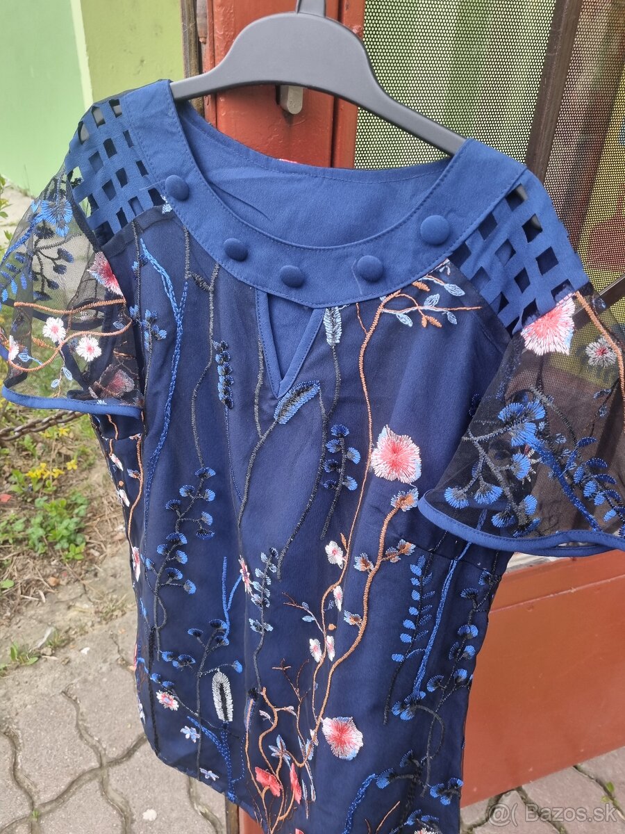 Kvietkovana modra bluzka