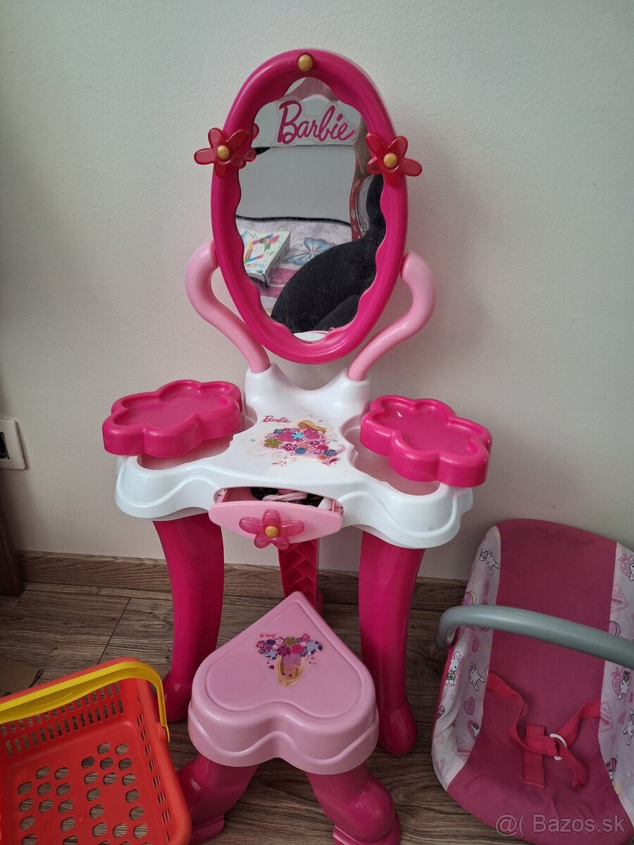 BARBIE kozmetický stolík + 2 darčeky