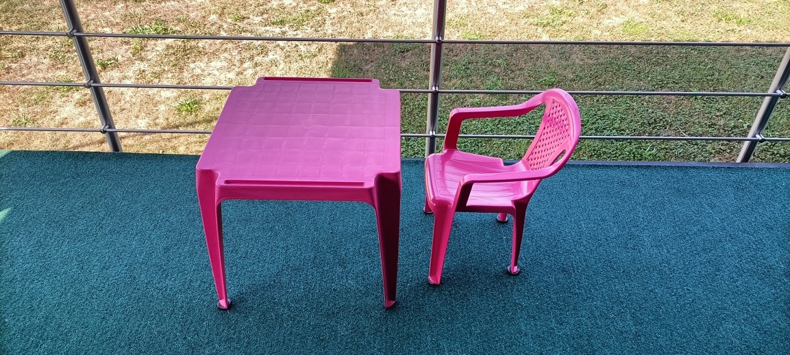Stolík a stolička + detská tabuľa s hodinami