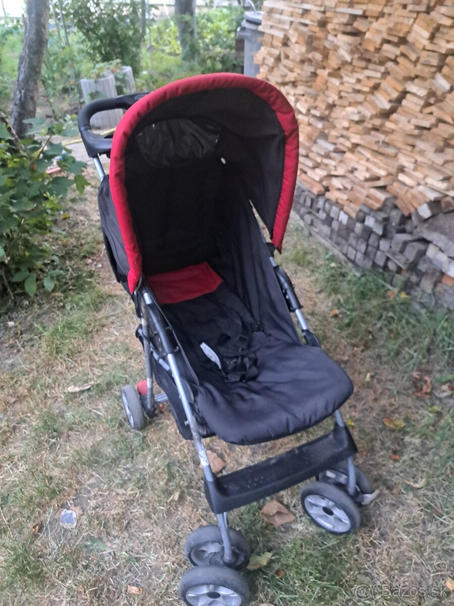čierny sportový kočík