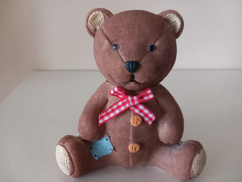 Starý keramický sediaci medvedík 12x10x7 cm