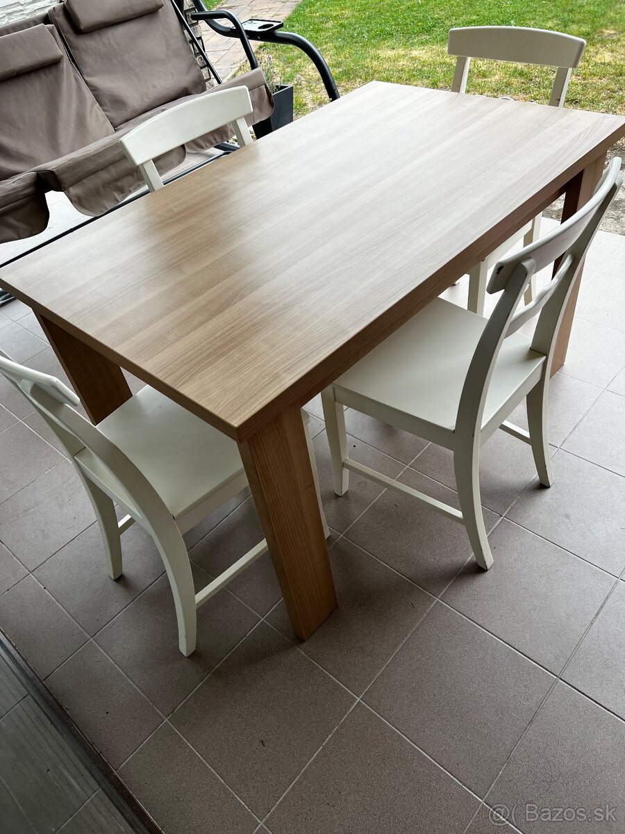 Stôl a stoličky
